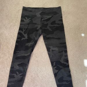 Aritzia TNA M 7/8 Camo Leggings